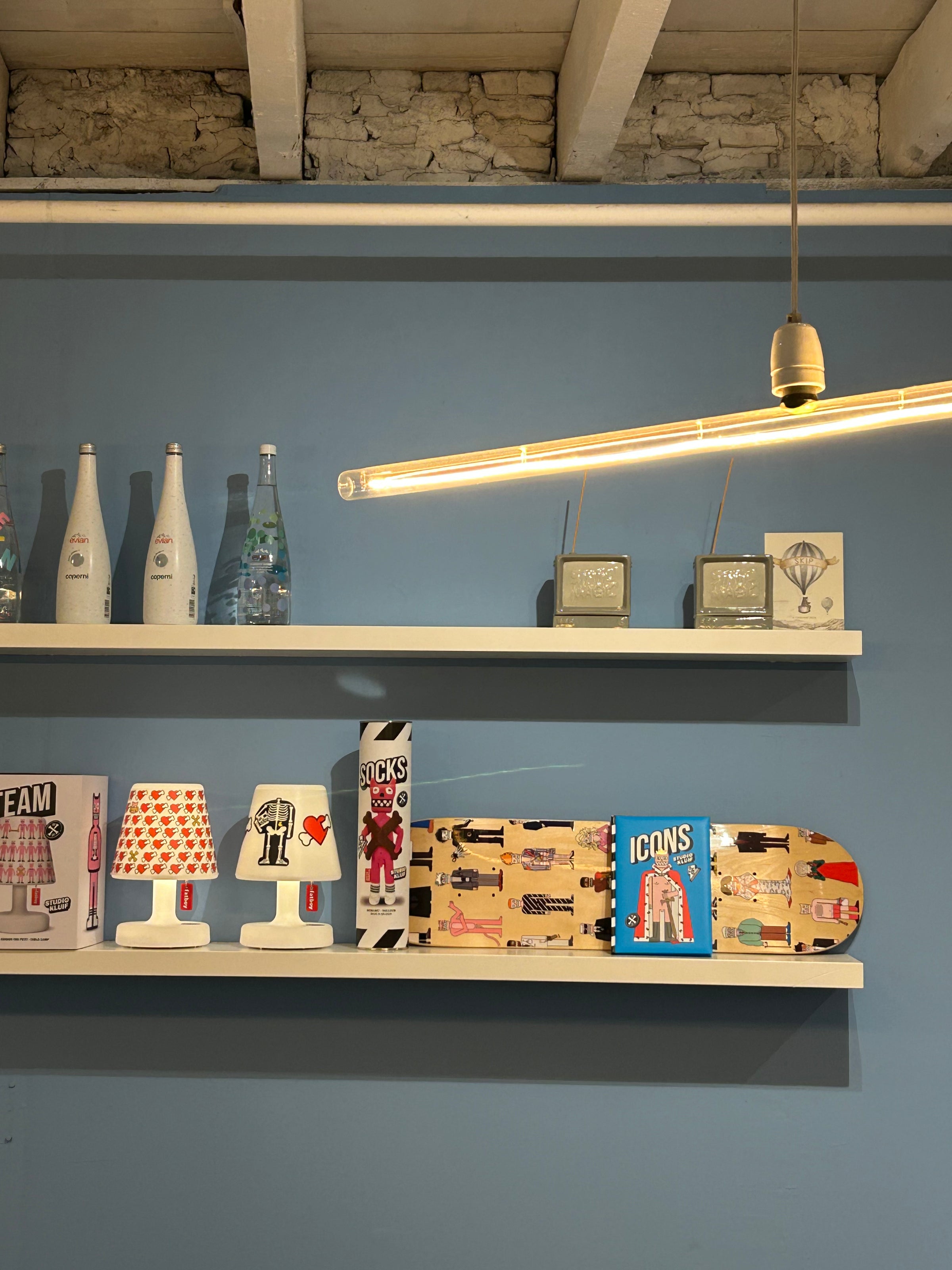 Sneakers en kleding in de winkel van Glass Store aan de Schapenmarkt