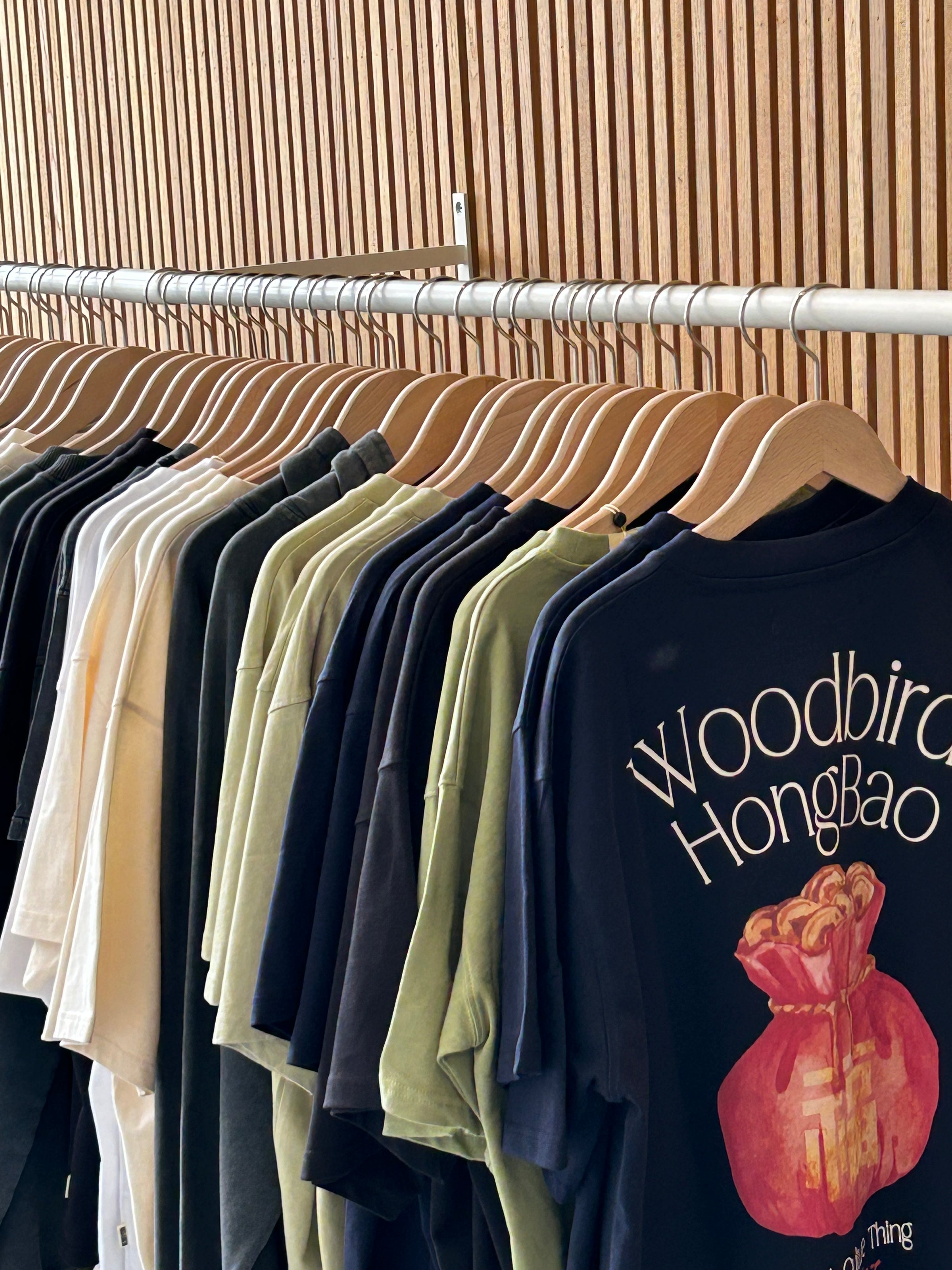 Kledingrekken met streetwear in de winkel van Glass Store