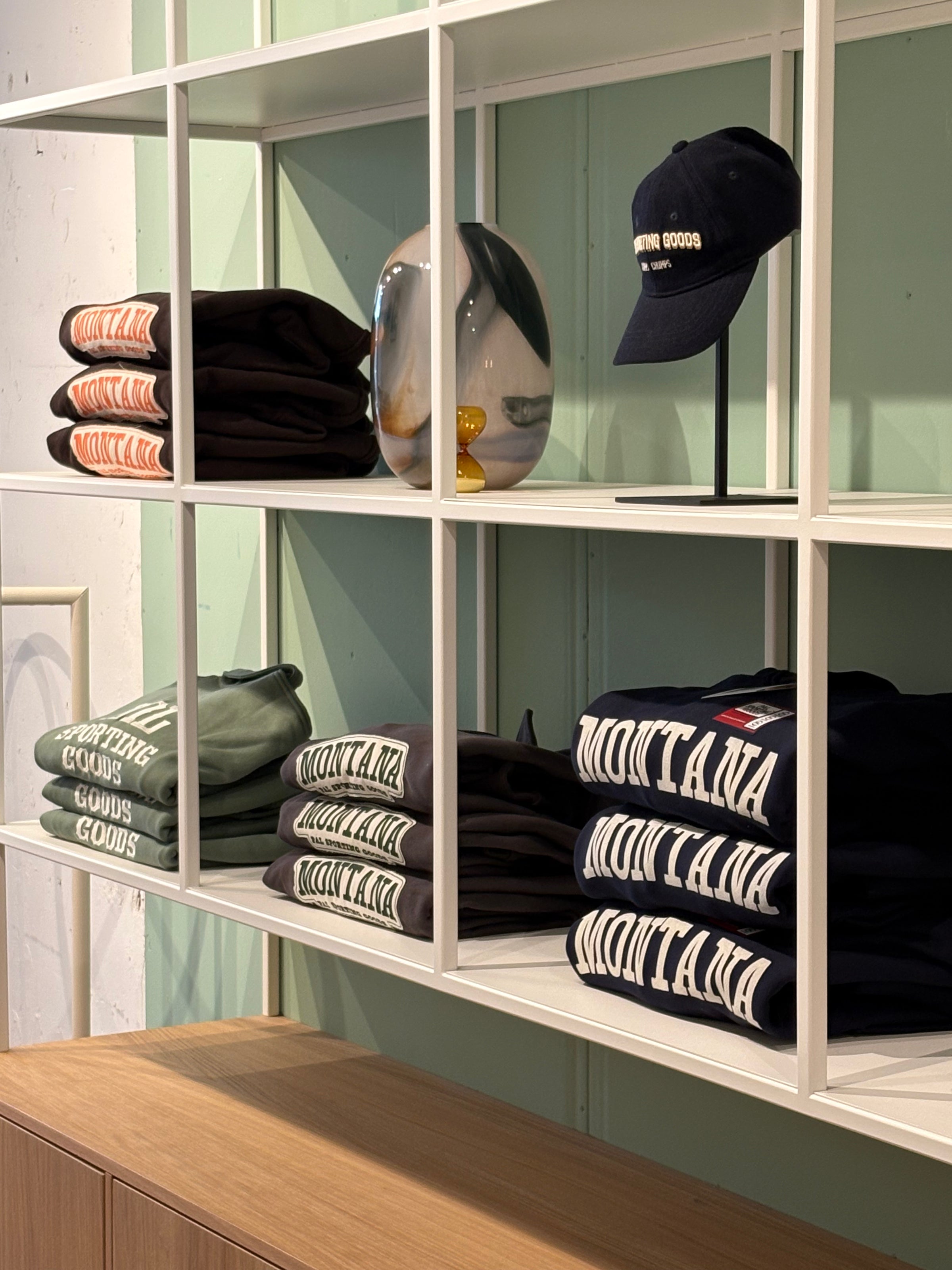 Ingang van Glass Store, streetwear- en sneakerwinkel in Den Bosch