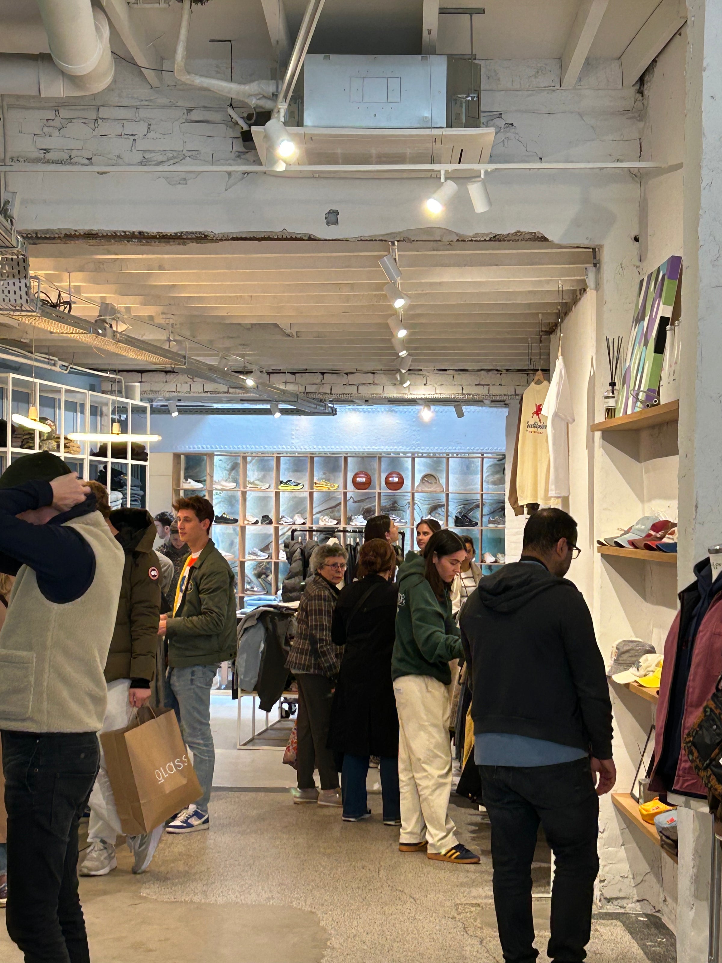 Houten sneakerwand met sneakers in de winkel van Glass Store in Den Bosch